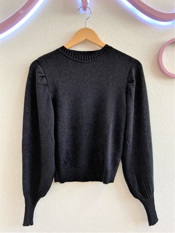 tricot preto pendurado